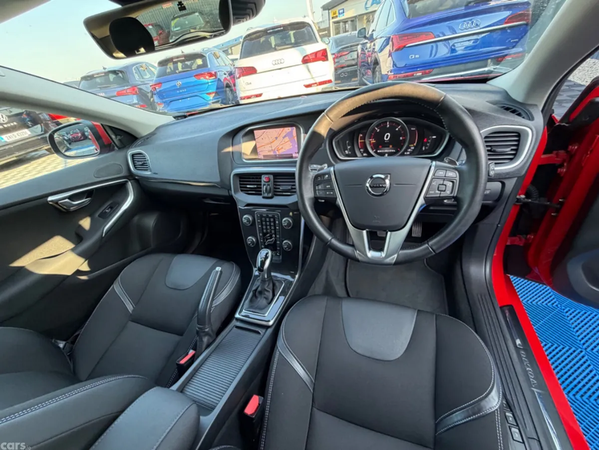 Volvo V40 Hatchback, Diesel, 2018, Red