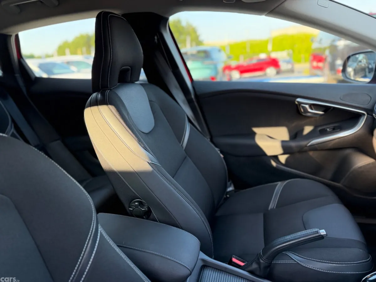 Volvo V40 Hatchback, Diesel, 2018, Red