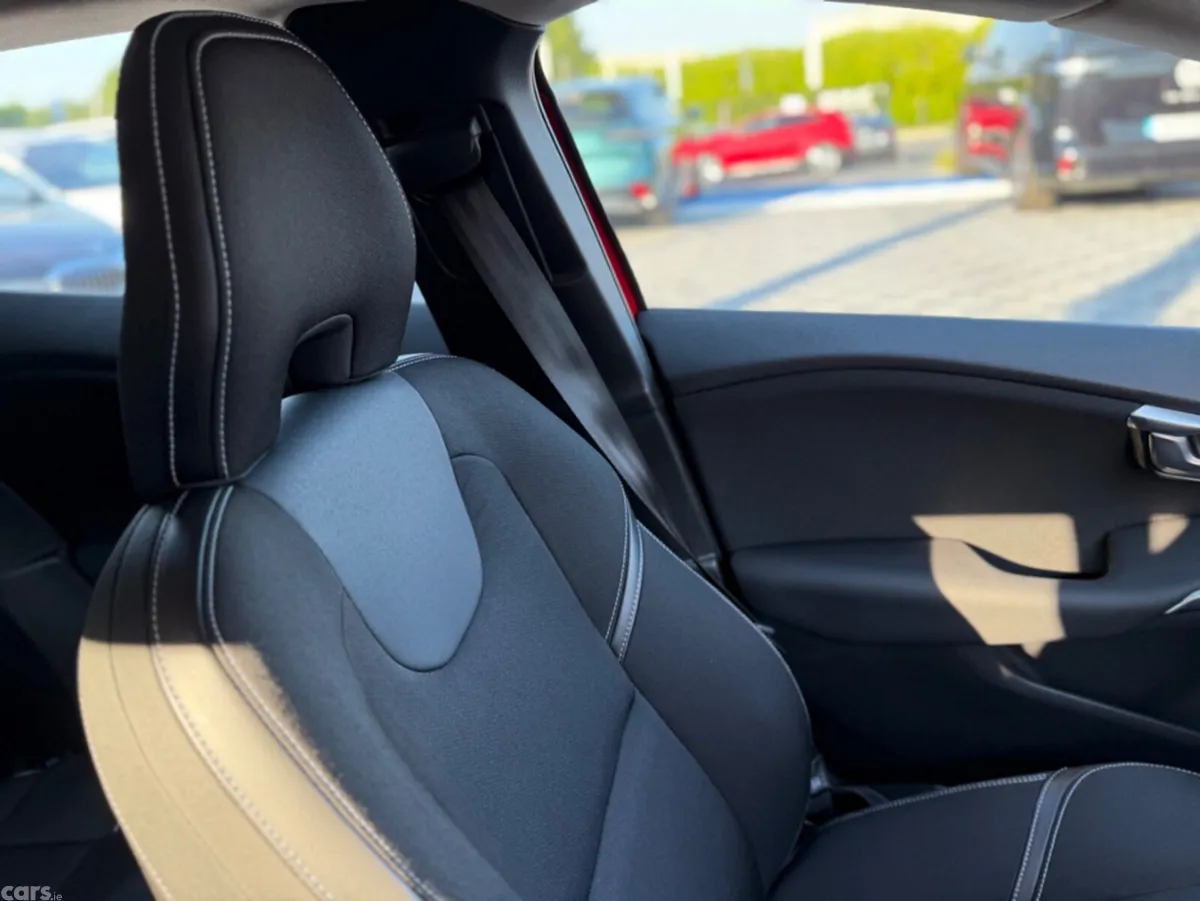 Volvo V40 Hatchback, Diesel, 2018, Red