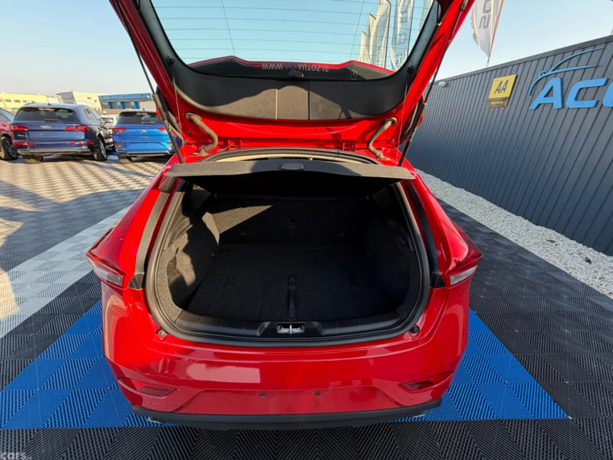 Volvo V40 Hatchback, Diesel, 2018, Red