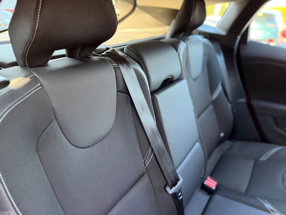 Volvo V40 Hatchback, Diesel, 2018, Red
