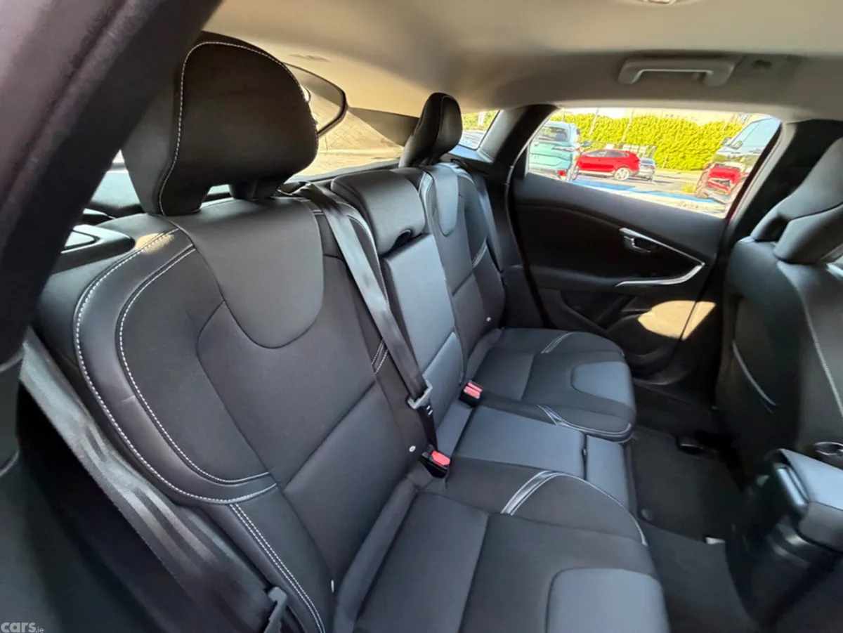 Volvo V40 Hatchback, Diesel, 2018, Red