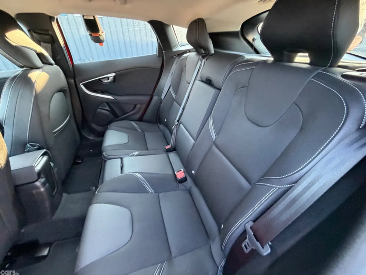 Volvo V40 Hatchback, Diesel, 2018, Red
