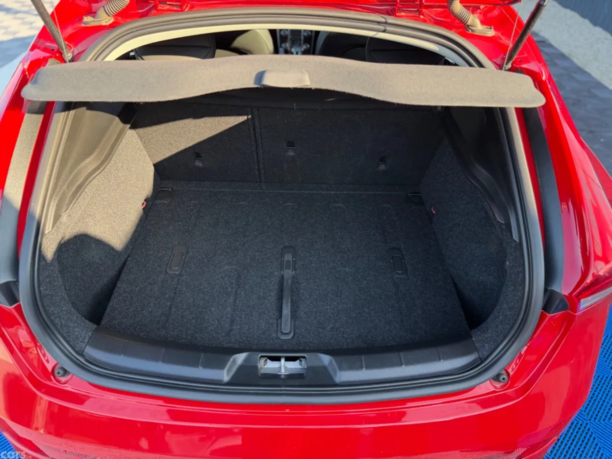 Volvo V40 Hatchback, Diesel, 2018, Red