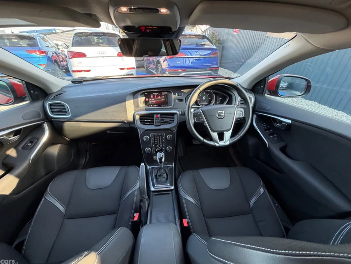 Volvo V40 Hatchback, Diesel, 2018, Red