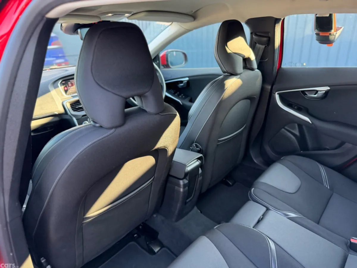 Volvo V40 Hatchback, Diesel, 2018, Red