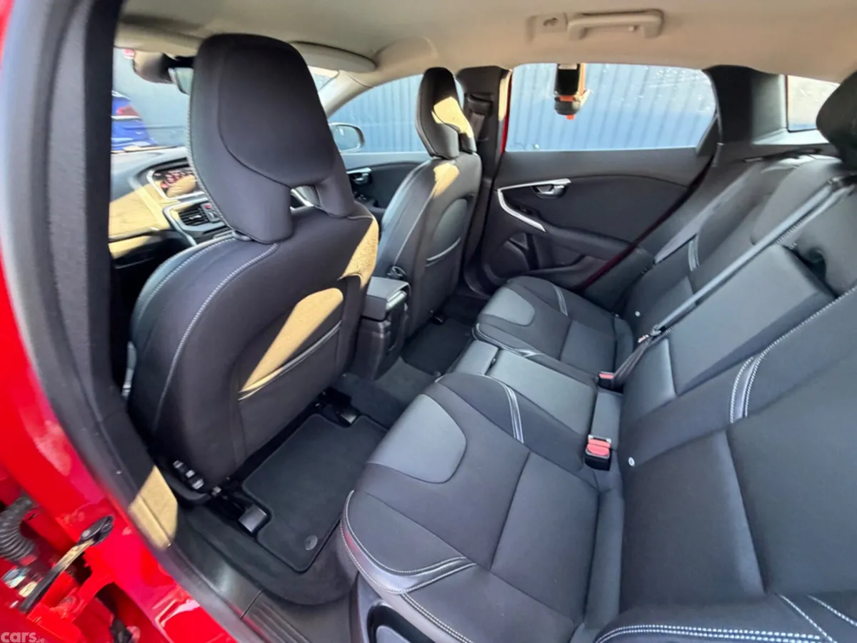 Volvo V40 Hatchback, Diesel, 2018, Red