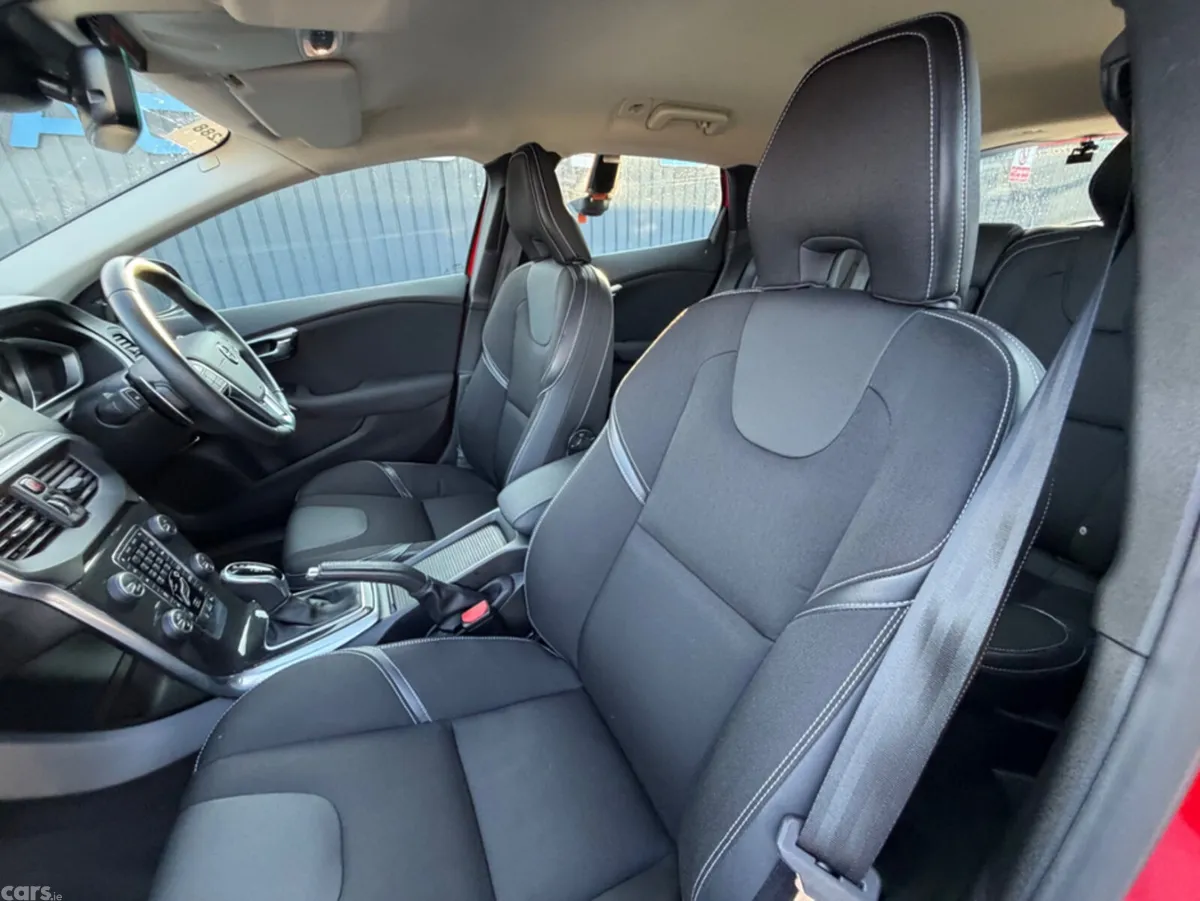 Volvo V40 Hatchback, Diesel, 2018, Red