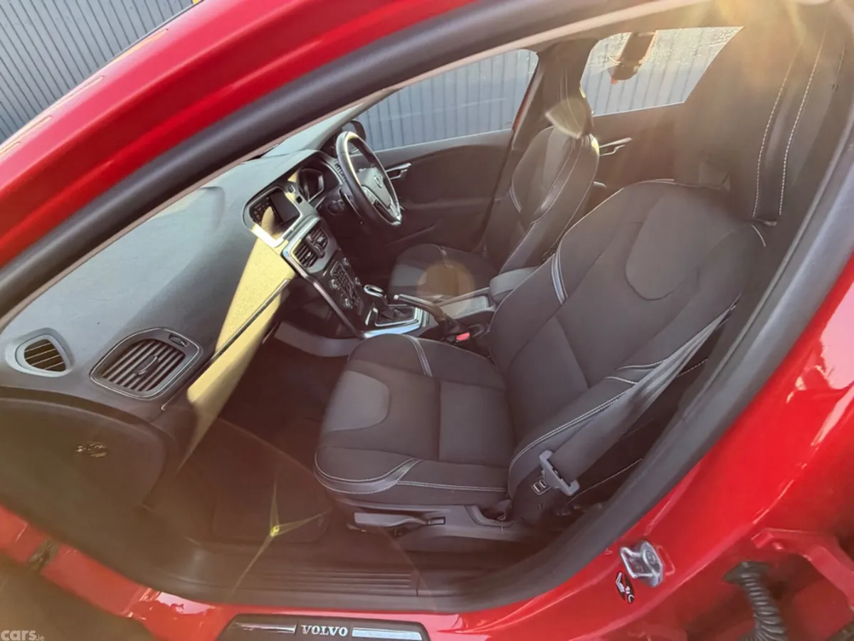 Volvo V40 Hatchback, Diesel, 2018, Red