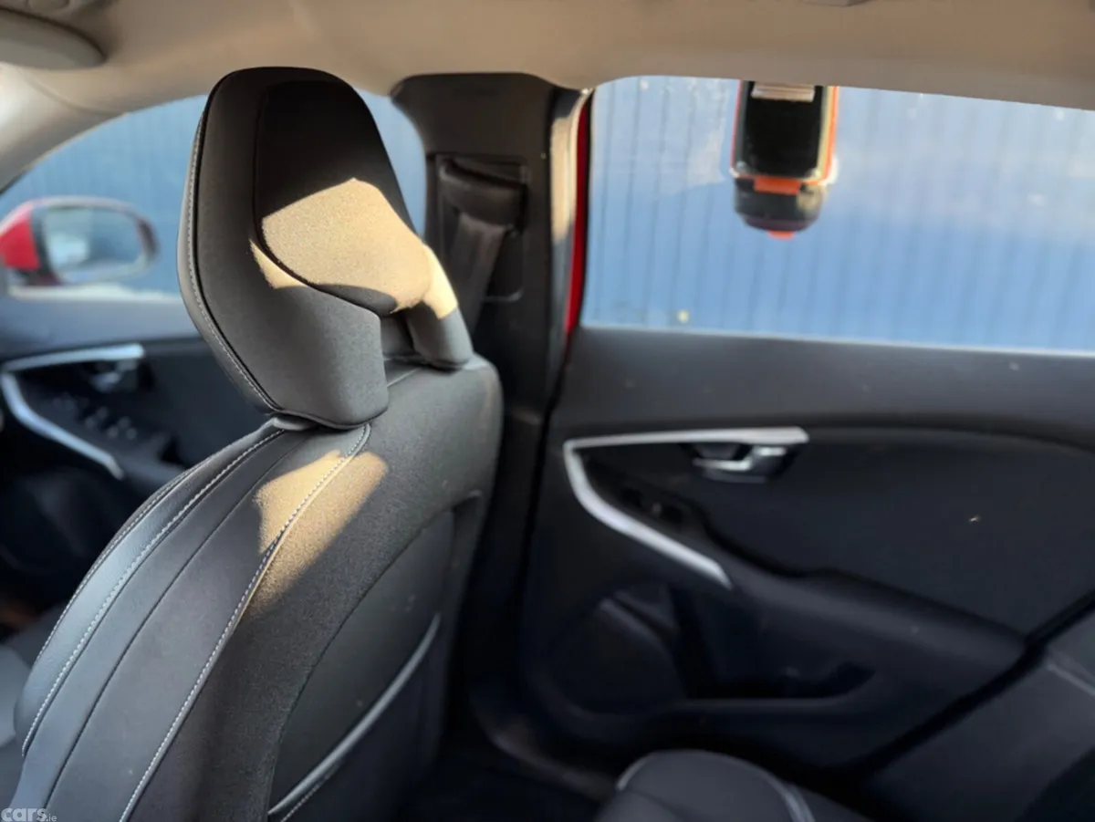 Volvo V40 Hatchback, Diesel, 2018, Red