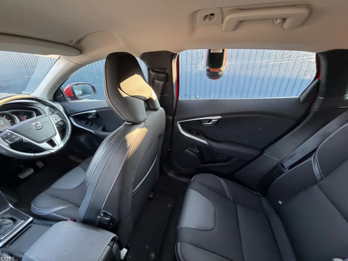 Volvo V40 Hatchback, Diesel, 2018, Red