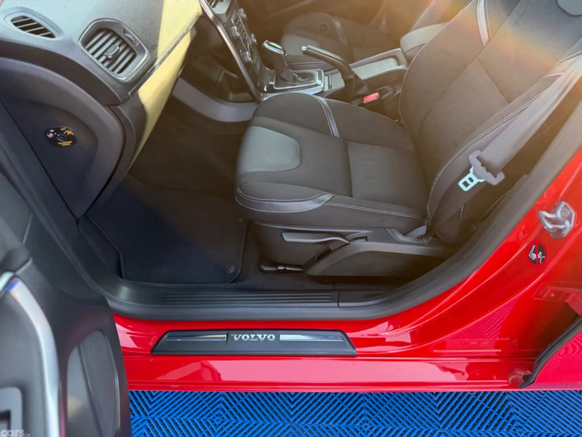 Volvo V40 Hatchback, Diesel, 2018, Red
