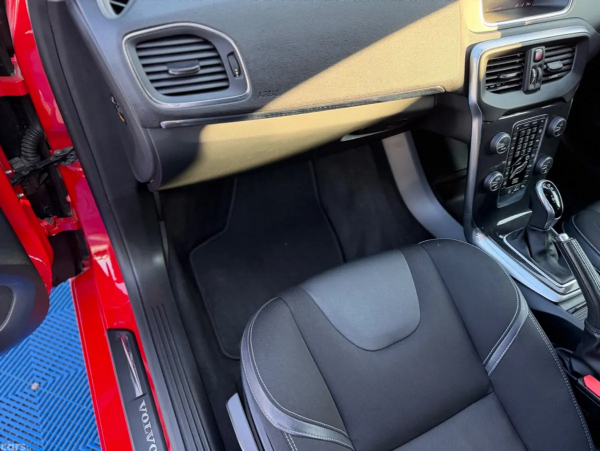 Volvo V40 Hatchback, Diesel, 2018, Red