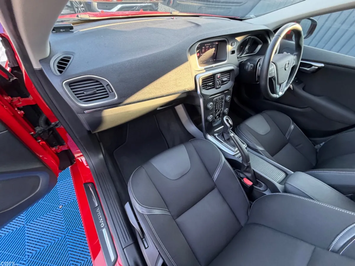 Volvo V40 Hatchback, Diesel, 2018, Red