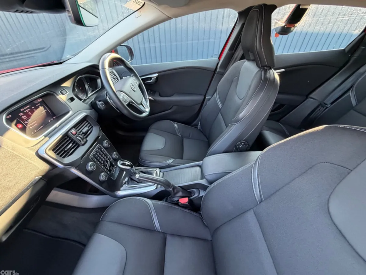 Volvo V40 Hatchback, Diesel, 2018, Red