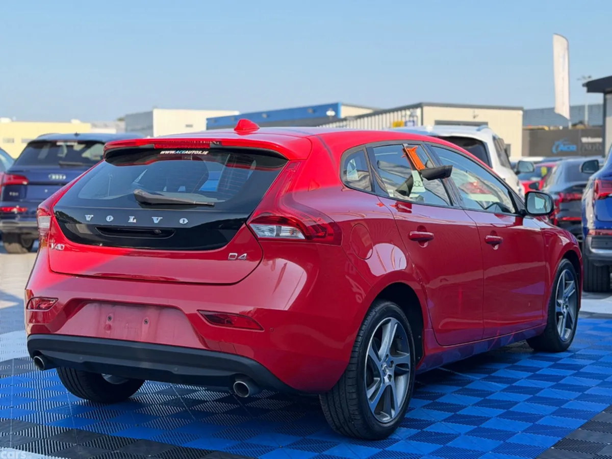 Volvo V40 Hatchback, Diesel, 2018, Red