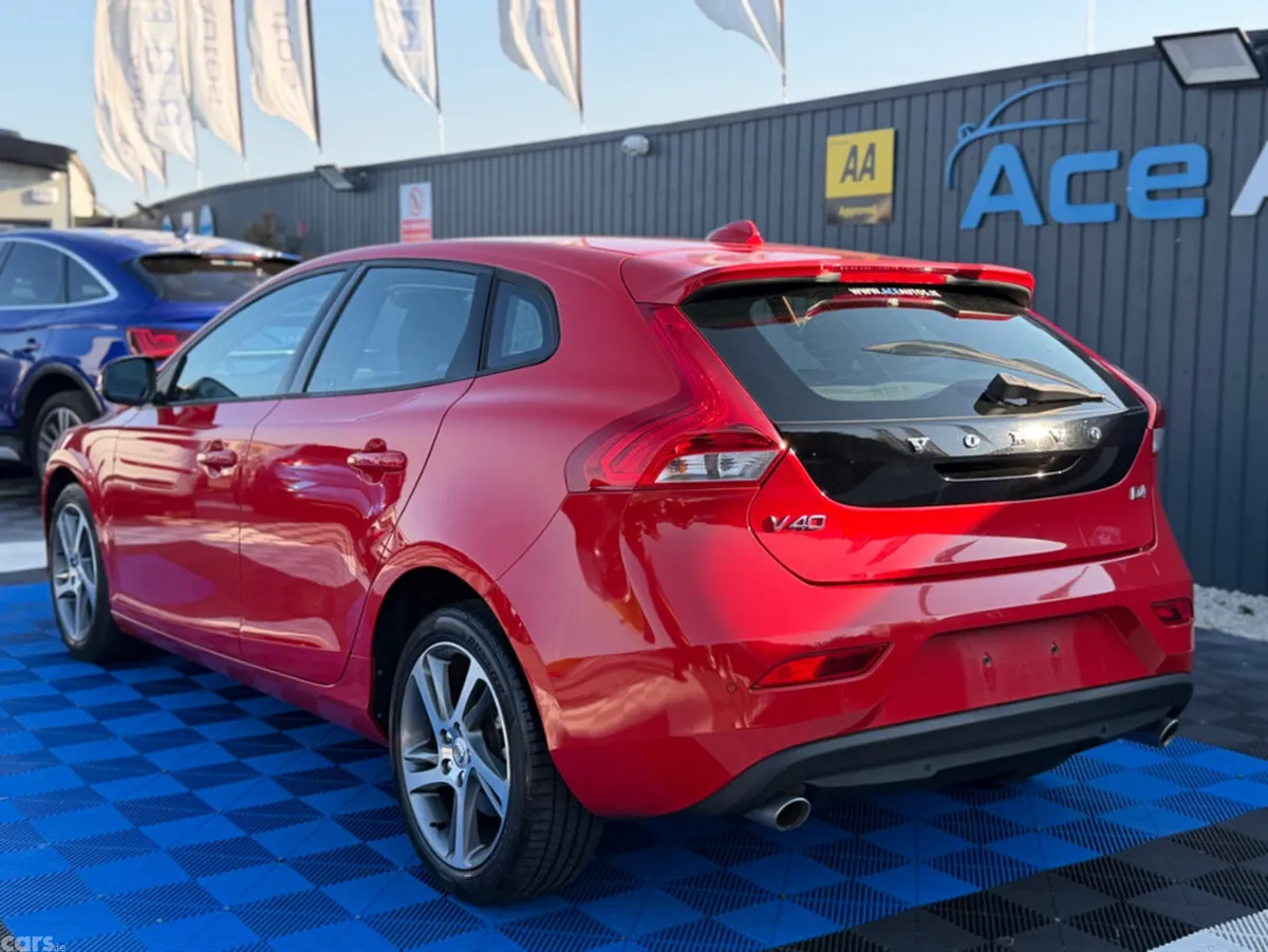 Volvo V40 Hatchback, Diesel, 2018, Red