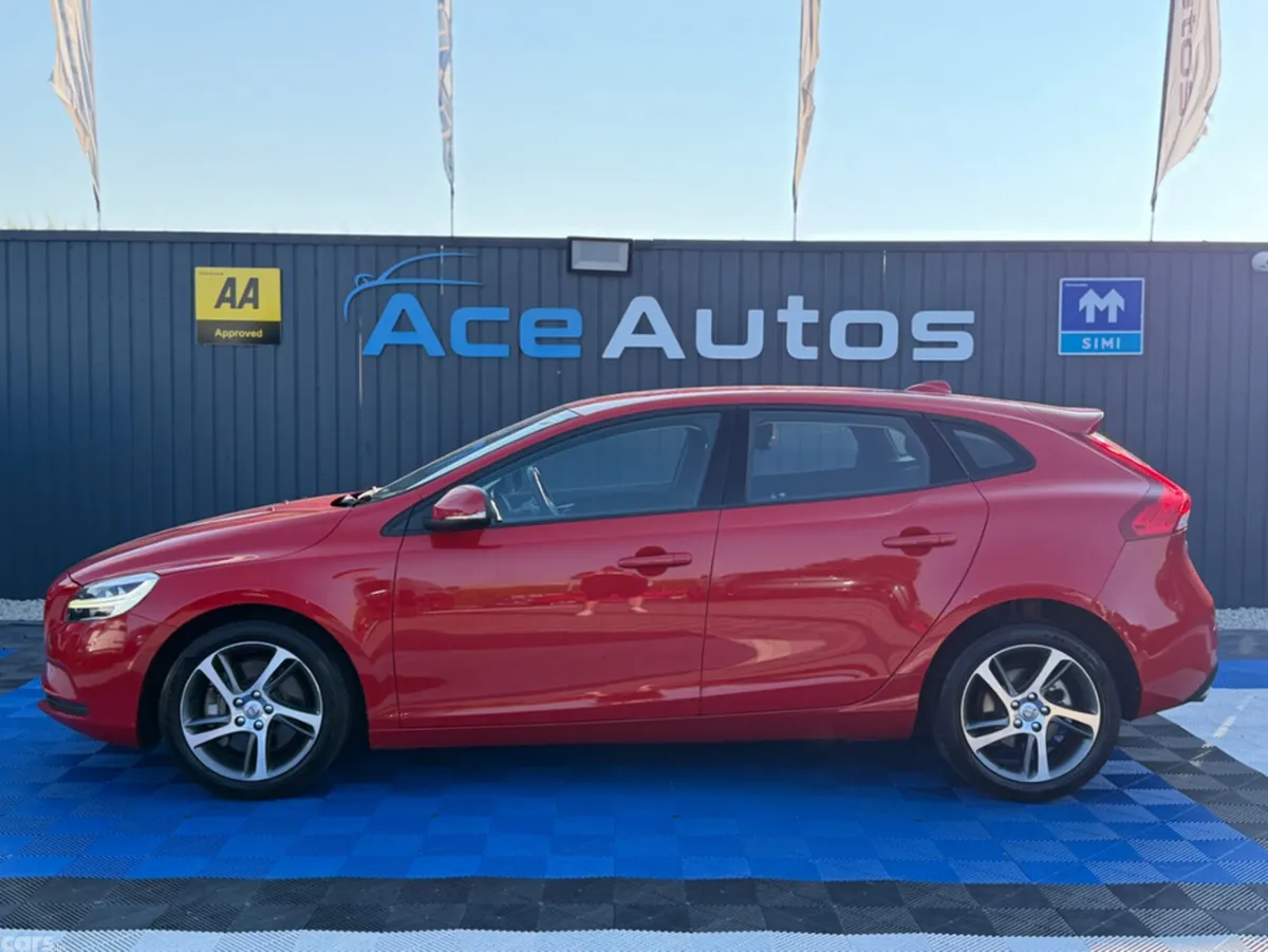 Volvo V40 Hatchback, Diesel, 2018, Red
