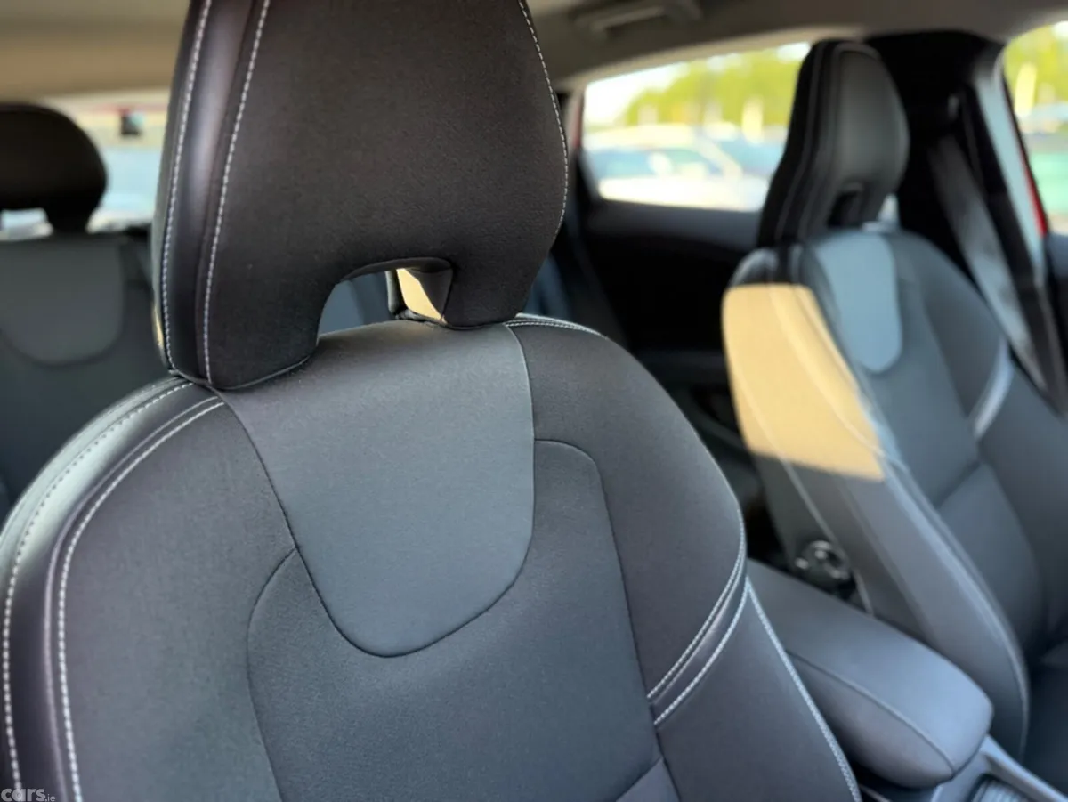 Volvo V40 Hatchback, Diesel, 2018, Red
