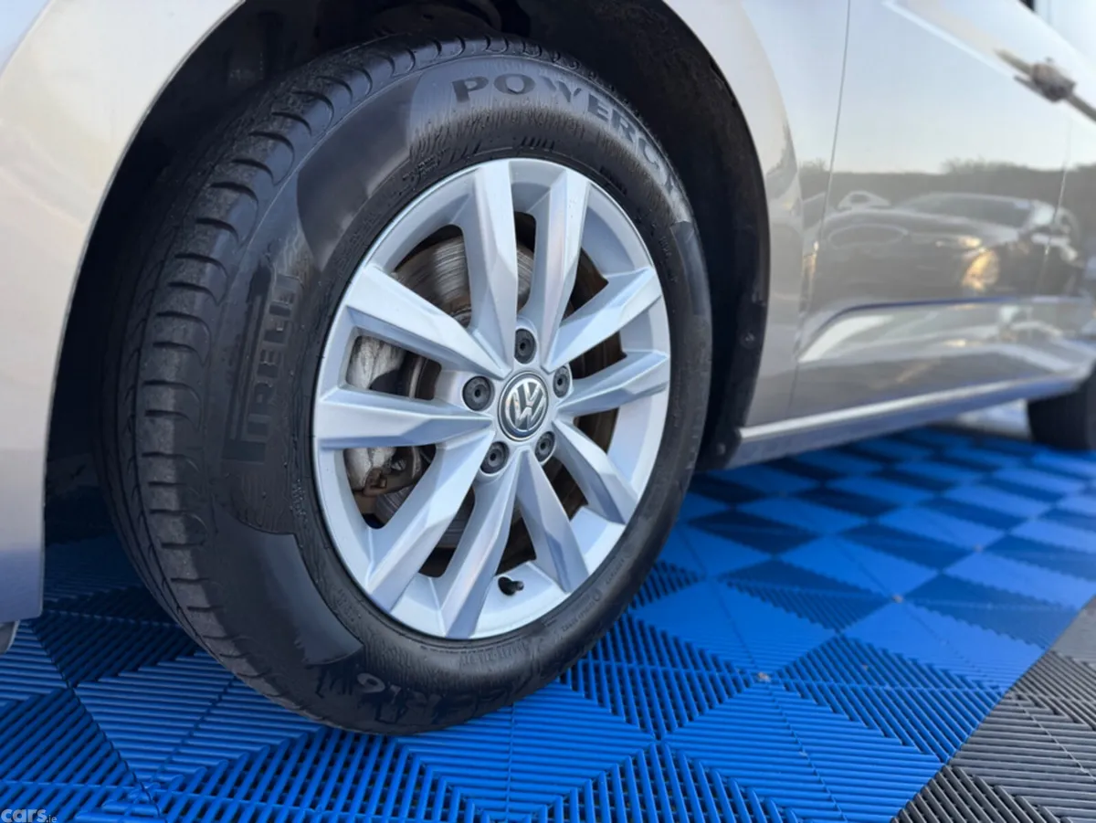 Volkswagen Touran MPV, Diesel, 2019, Beige