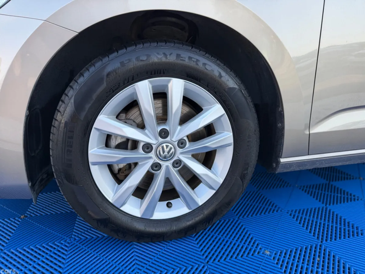 Volkswagen Touran MPV, Diesel, 2019, Beige