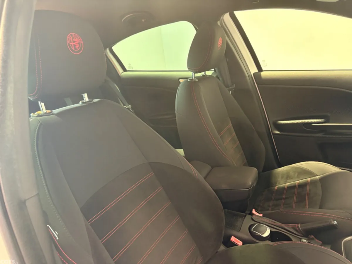 Alfa Romeo Giulietta Hatchback, Petrol, 2017, White