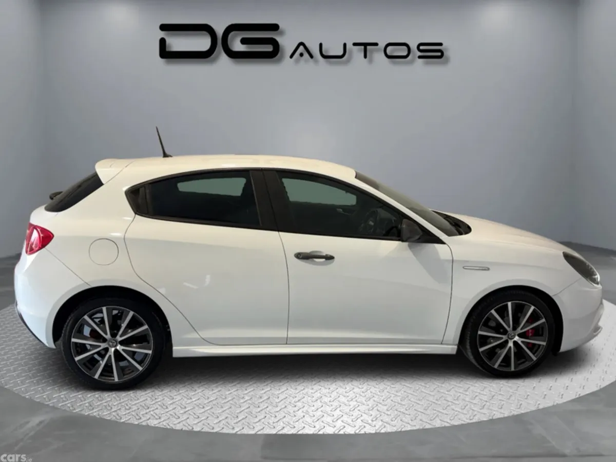 Alfa Romeo Giulietta Hatchback, Petrol, 2017, White