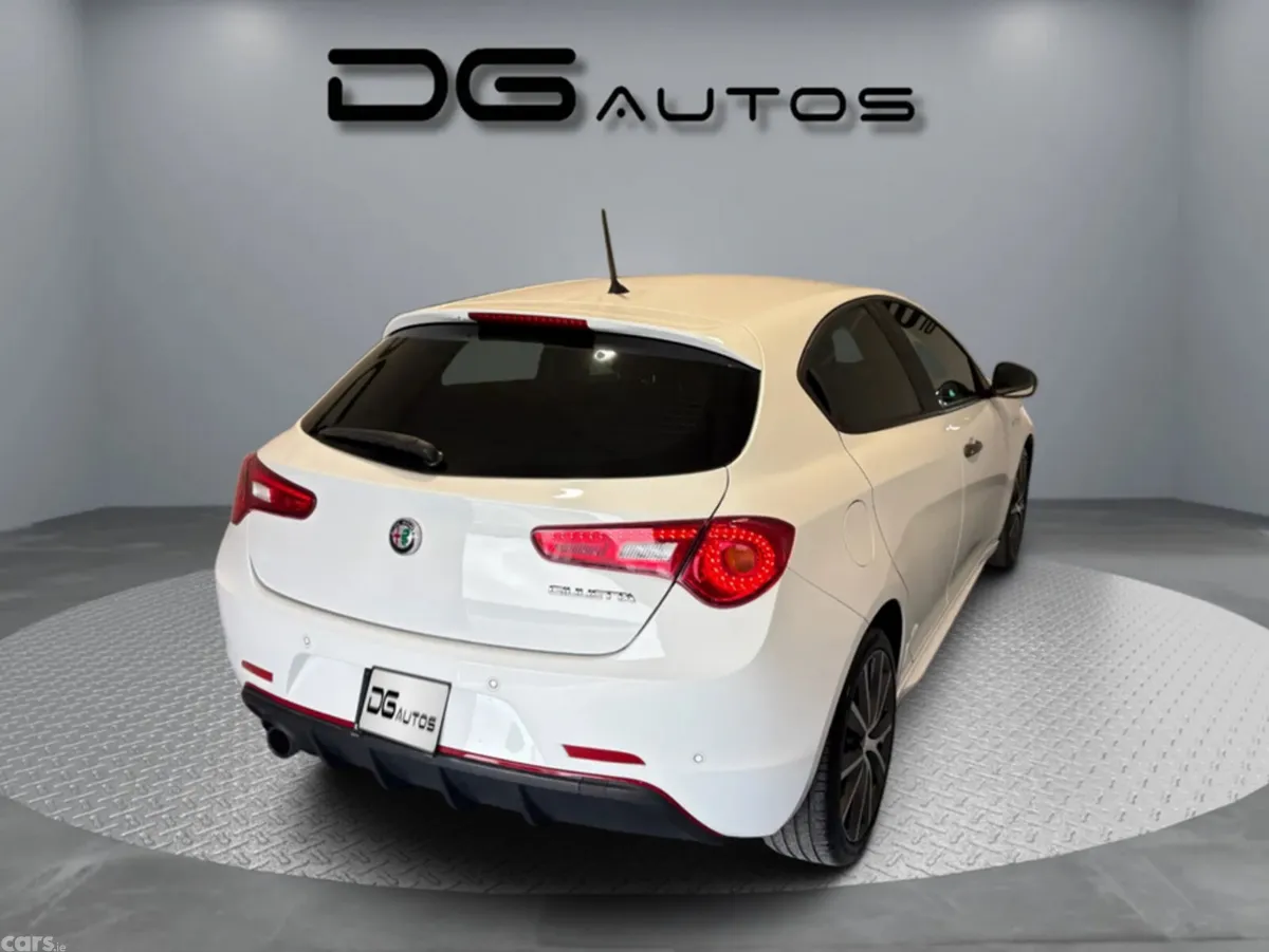 Alfa Romeo Giulietta Hatchback, Petrol, 2017, White