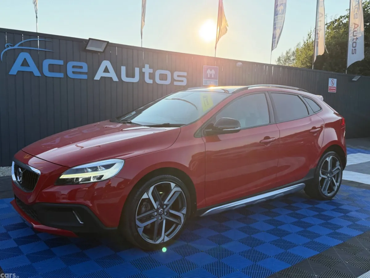 Volvo V40 Hatchback, Diesel, 2018, Red