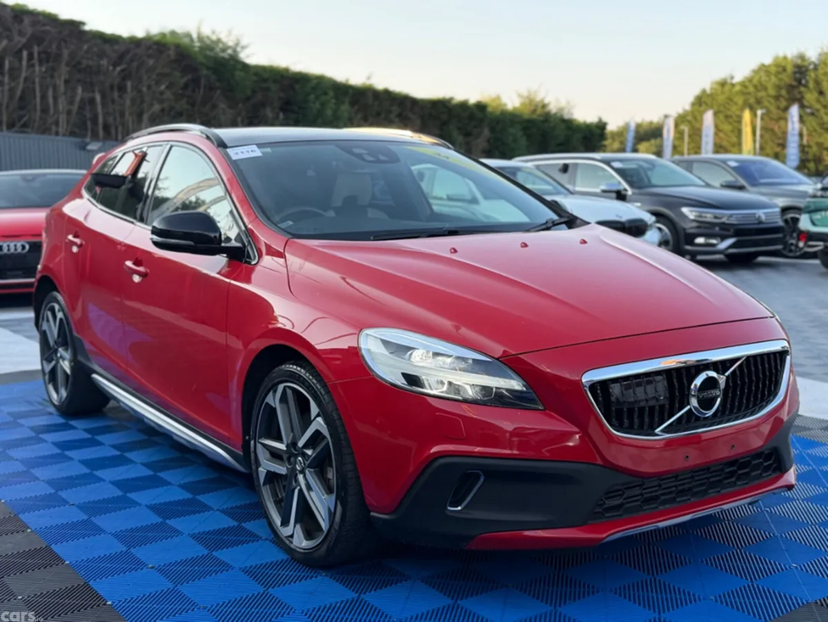 Volvo V40 Hatchback, Diesel, 2018, Red