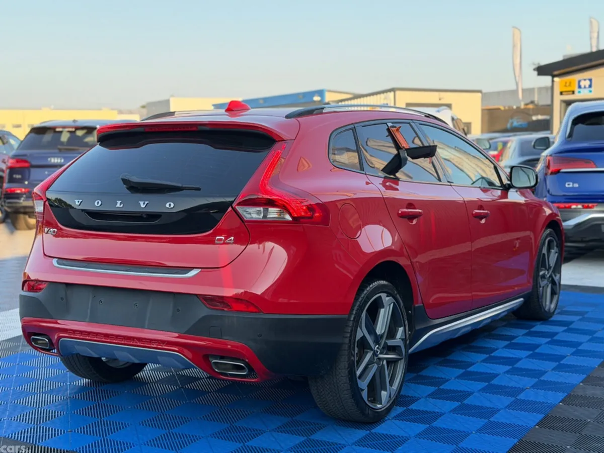 Volvo V40 Hatchback, Diesel, 2018, Red
