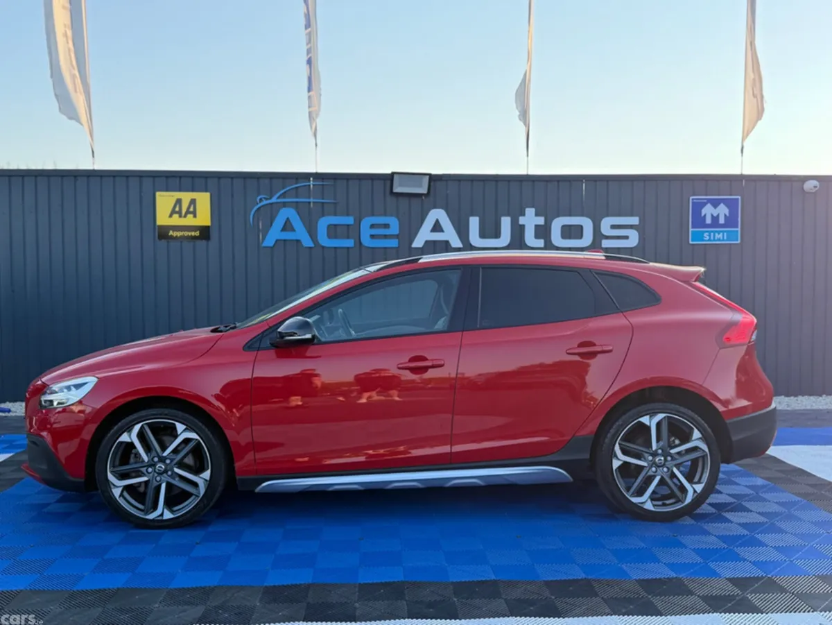 Volvo V40 Hatchback, Diesel, 2018, Red