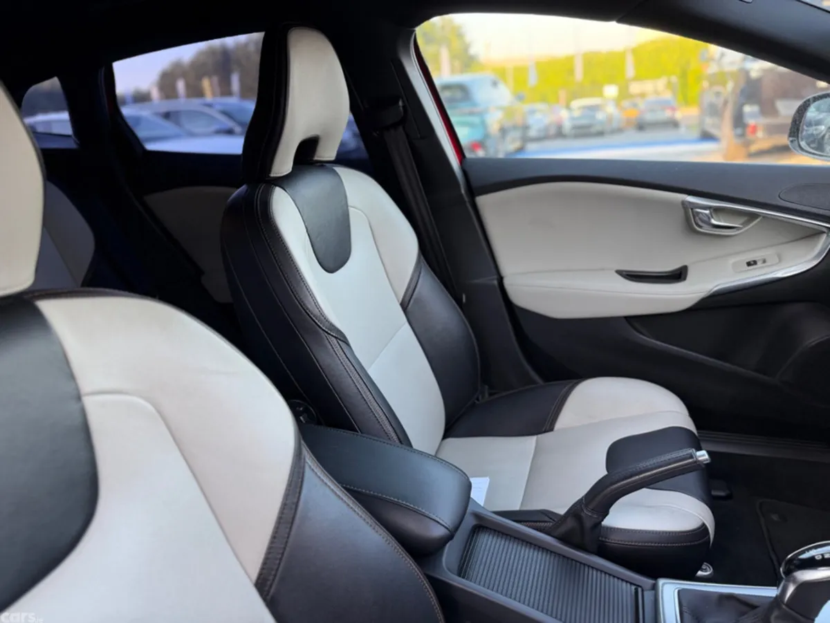 Volvo V40 Hatchback, Diesel, 2018, Red