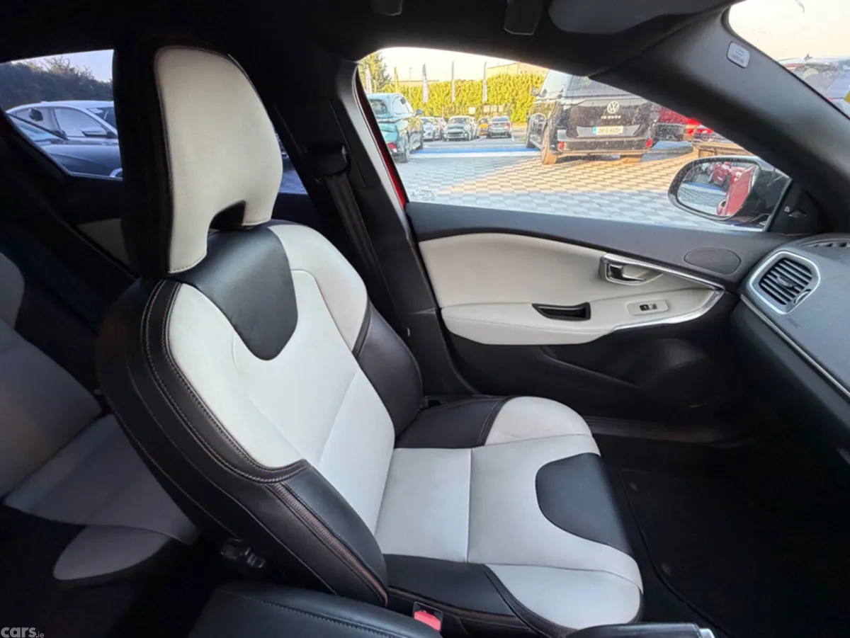 Volvo V40 Hatchback, Diesel, 2018, Red