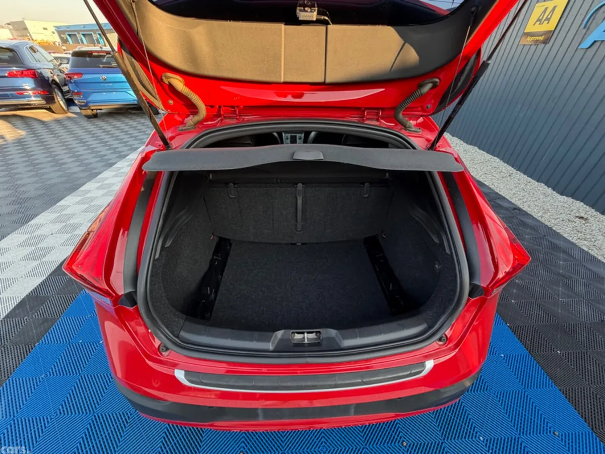 Volvo V40 Hatchback, Diesel, 2018, Red