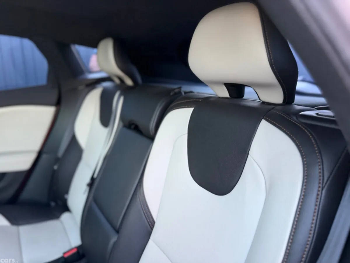Volvo V40 Hatchback, Diesel, 2018, Red