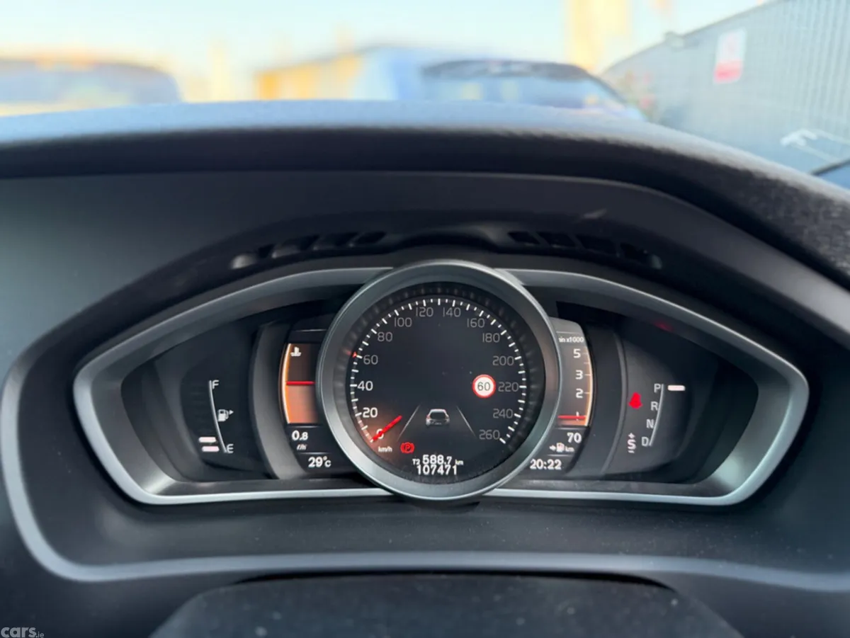 Volvo V40 Hatchback, Diesel, 2018, Red