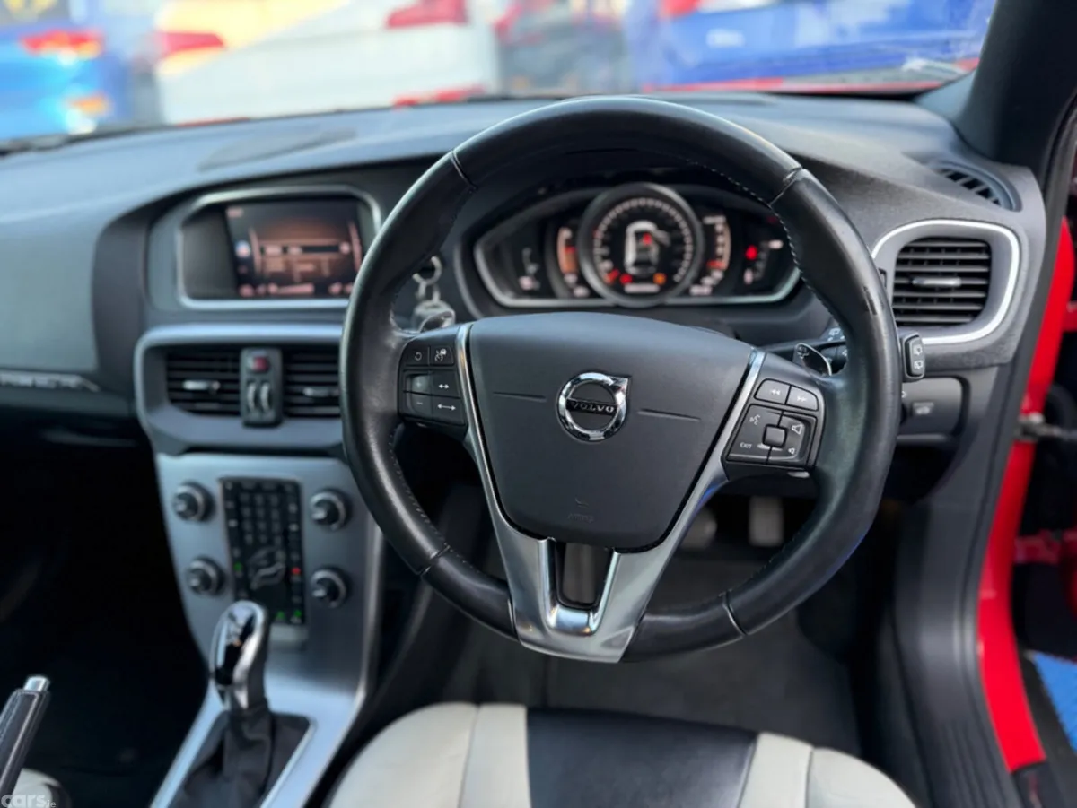 Volvo V40 Hatchback, Diesel, 2018, Red