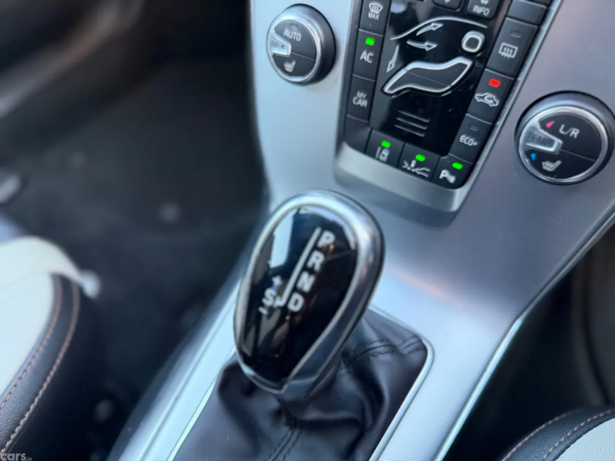 Volvo V40 Hatchback, Diesel, 2018, Red