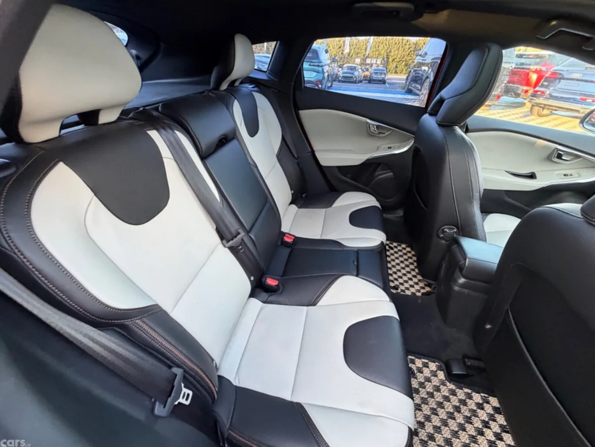 Volvo V40 Hatchback, Diesel, 2018, Red