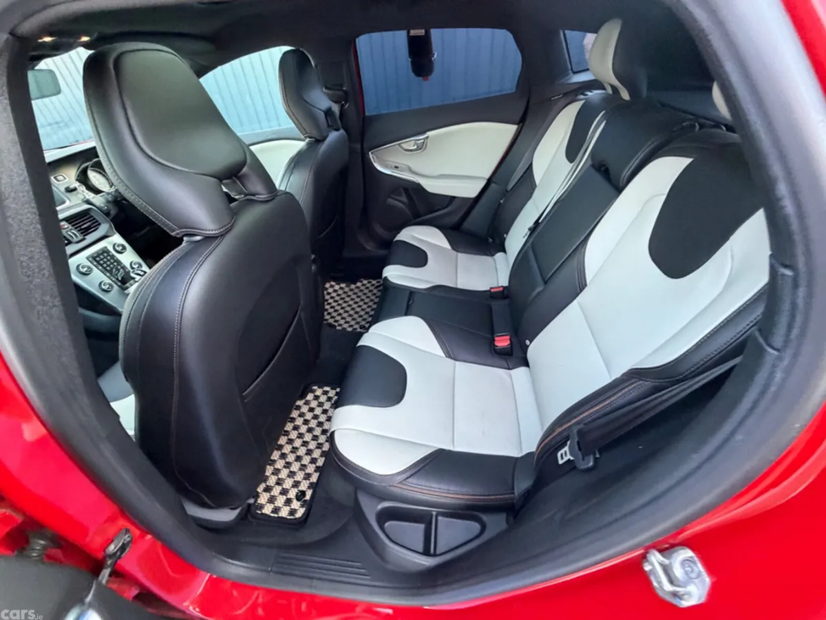 Volvo V40 Hatchback, Diesel, 2018, Red