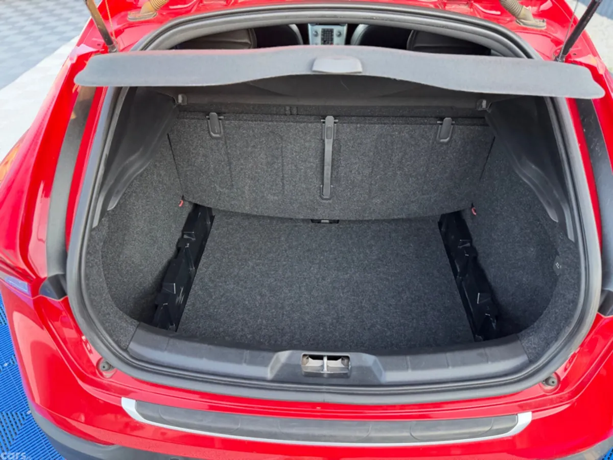 Volvo V40 Hatchback, Diesel, 2018, Red