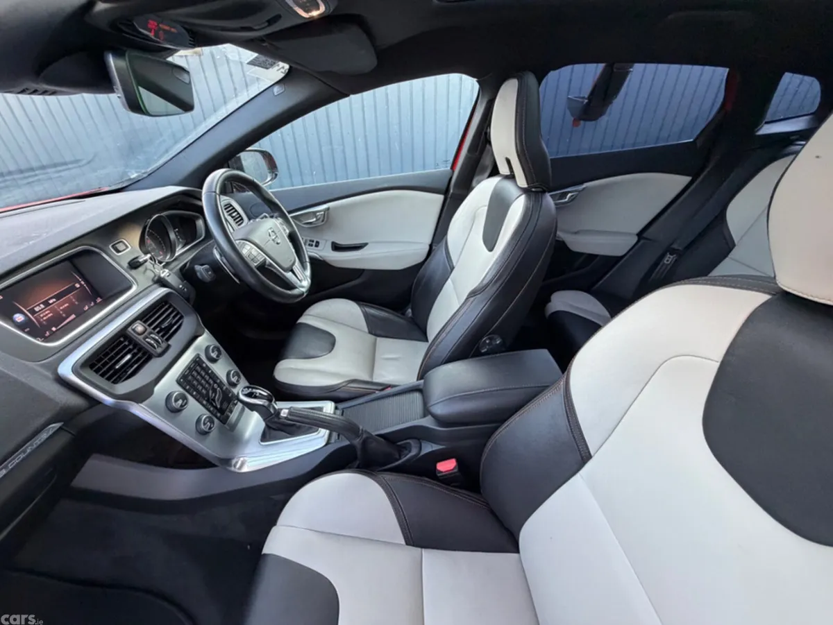 Volvo V40 Hatchback, Diesel, 2018, Red