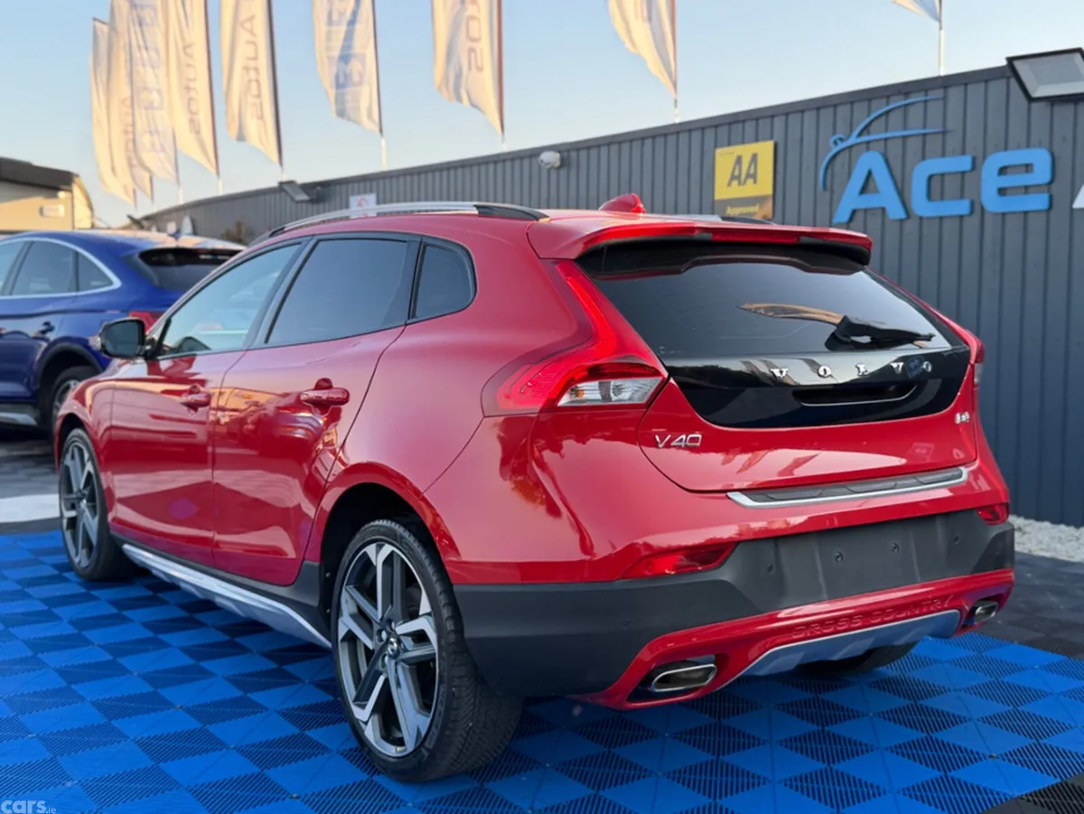 Volvo V40 Hatchback, Diesel, 2018, Red