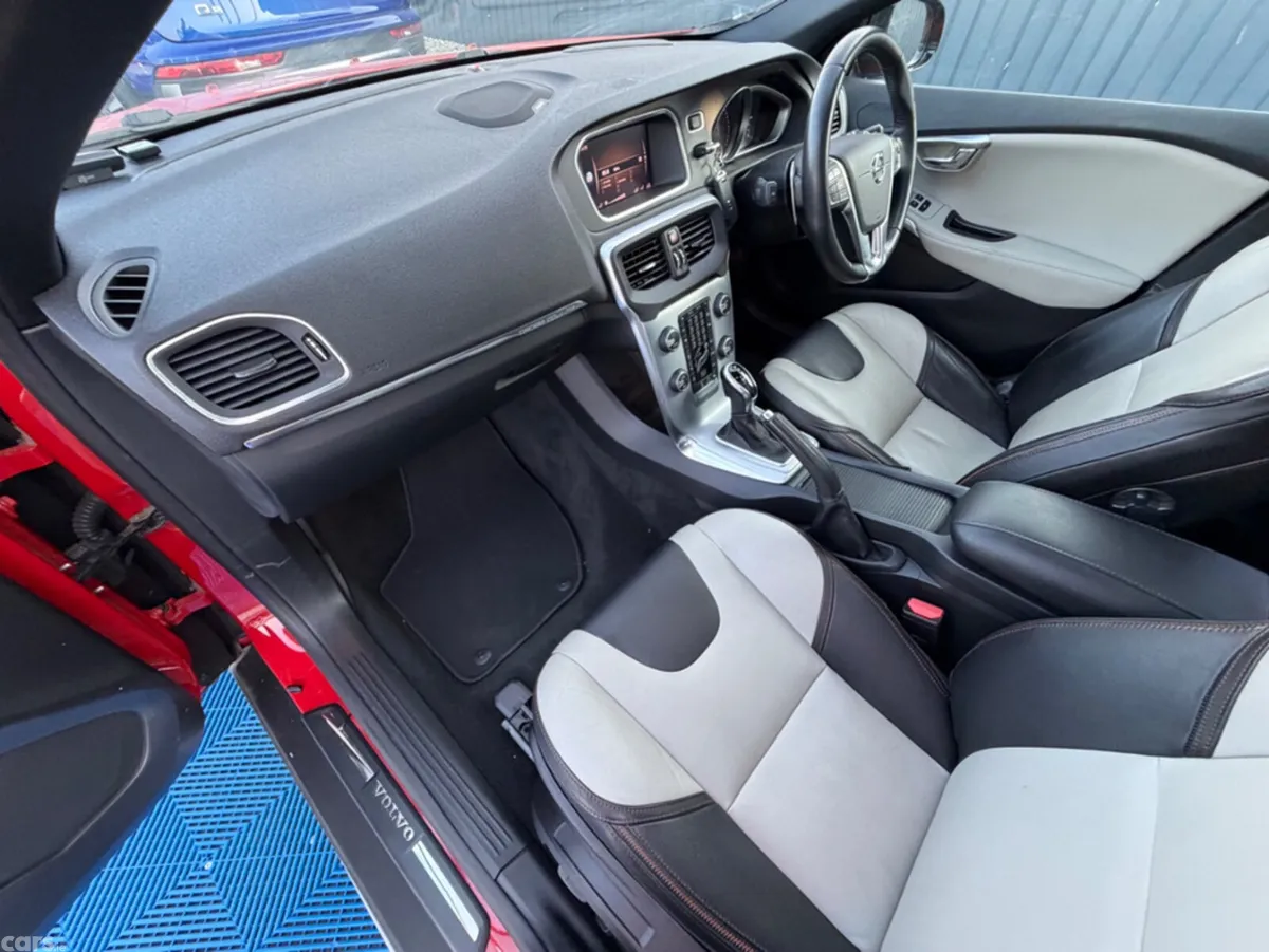 Volvo V40 Hatchback, Diesel, 2018, Red