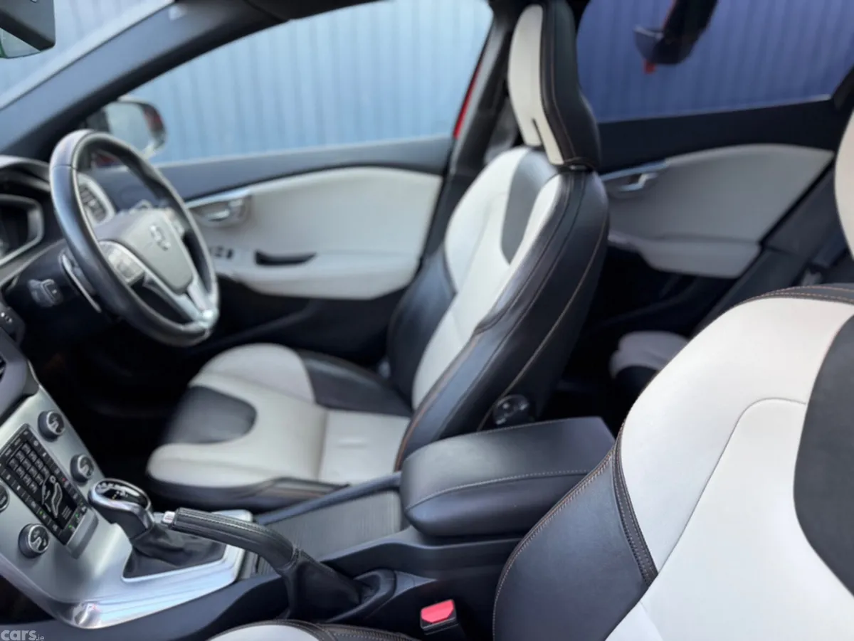 Volvo V40 Hatchback, Diesel, 2018, Red