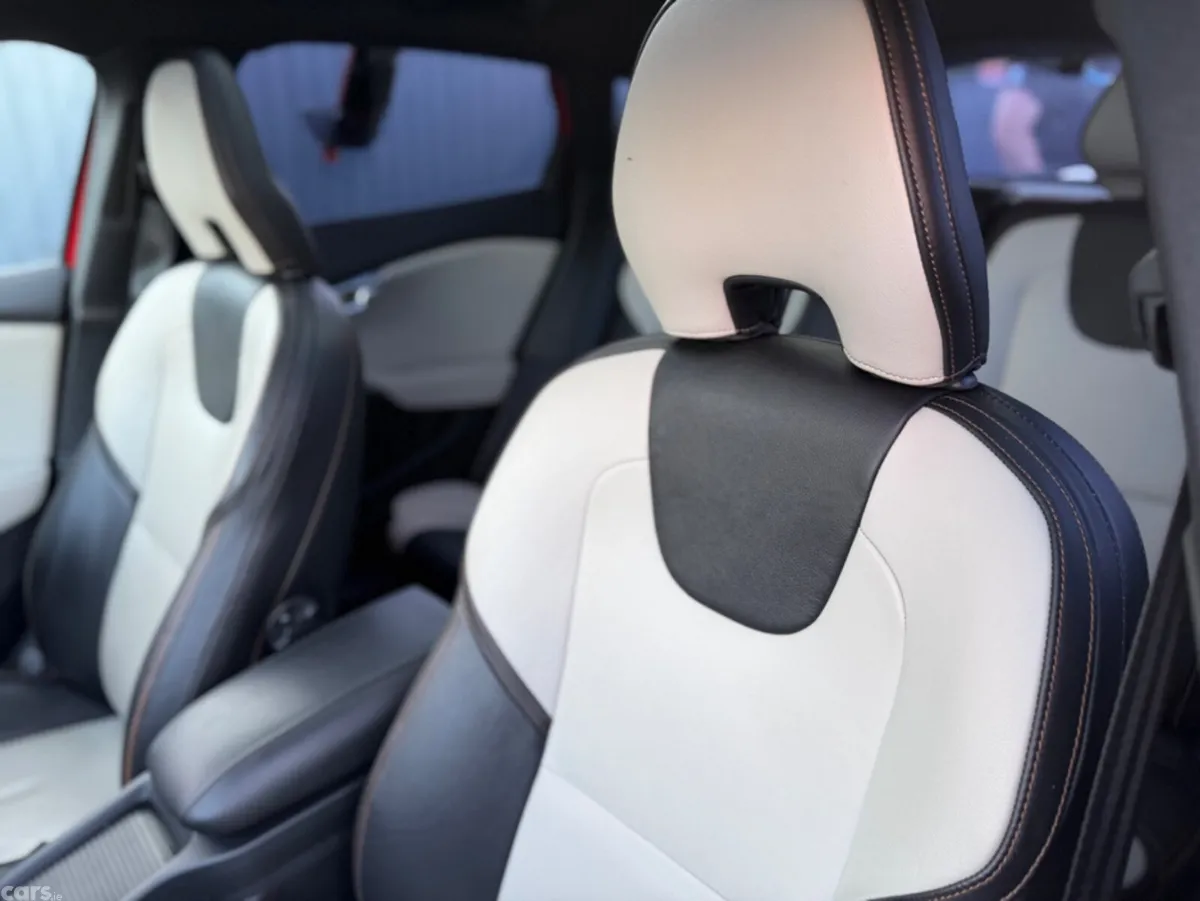 Volvo V40 Hatchback, Diesel, 2018, Red