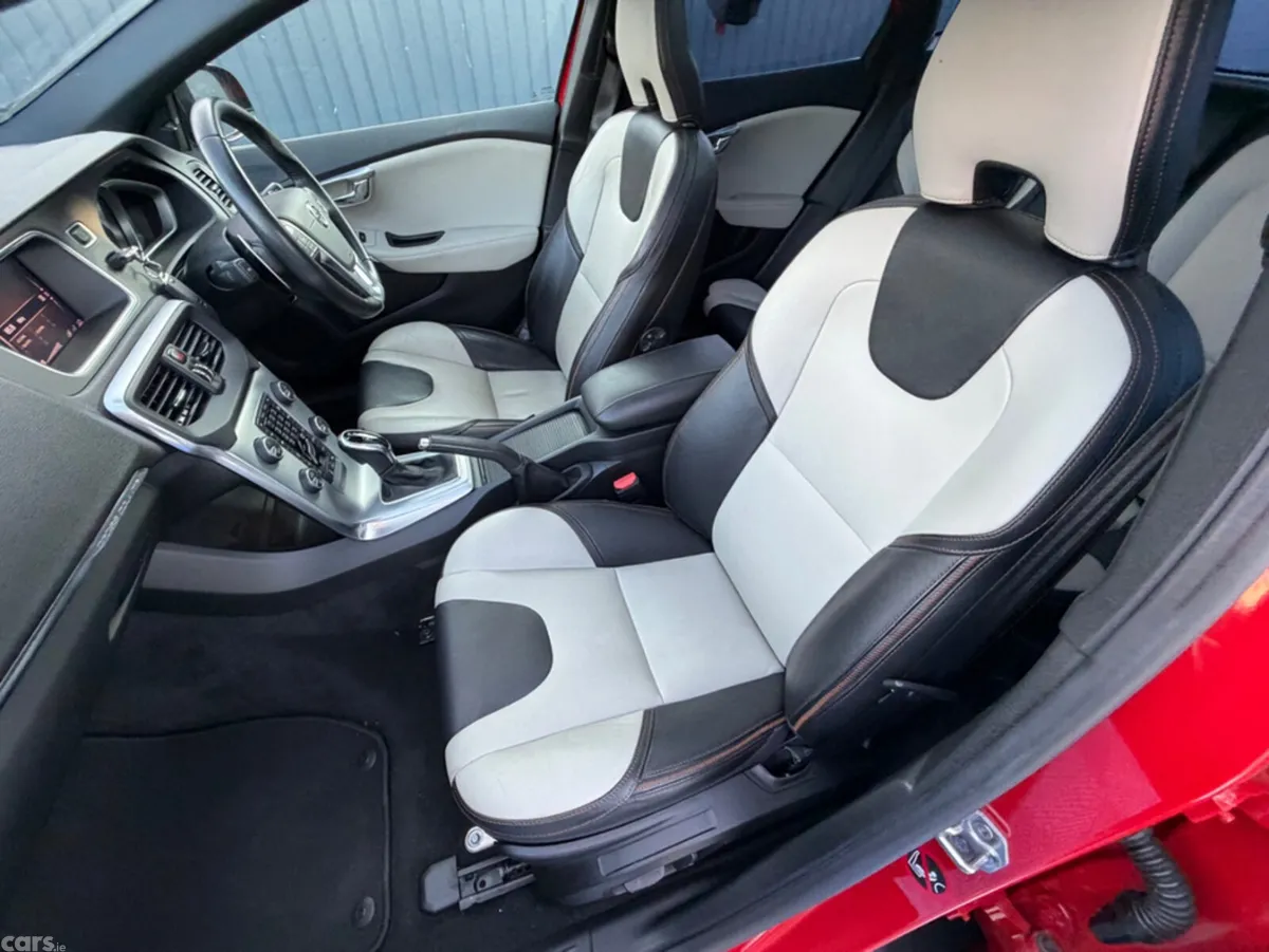 Volvo V40 Hatchback, Diesel, 2018, Red