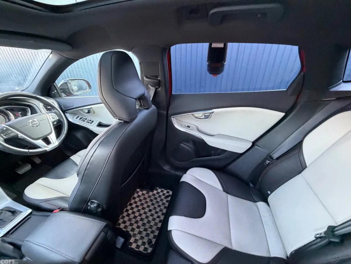 Volvo V40 Hatchback, Diesel, 2018, Red