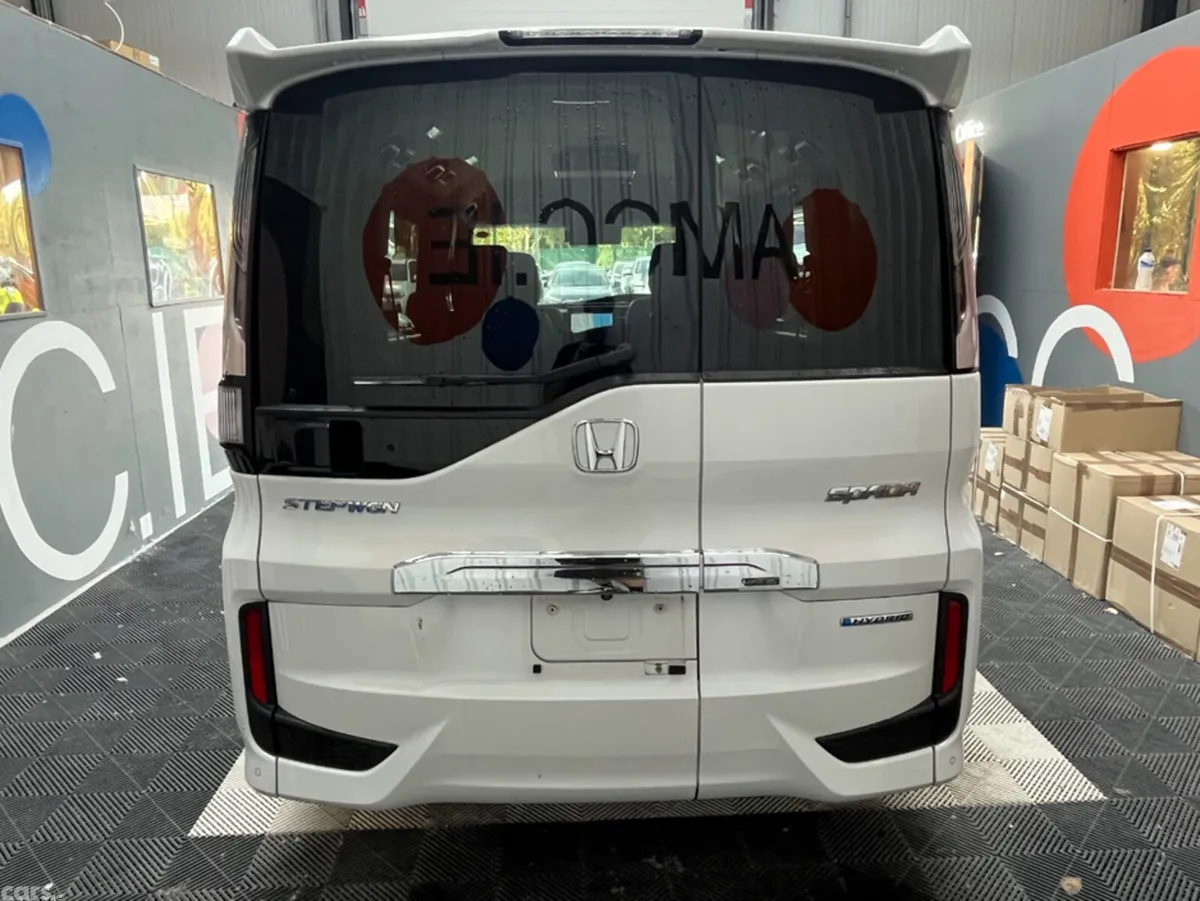 Honda Stepwagon MPV, Petrol Hybrid, 2019, White